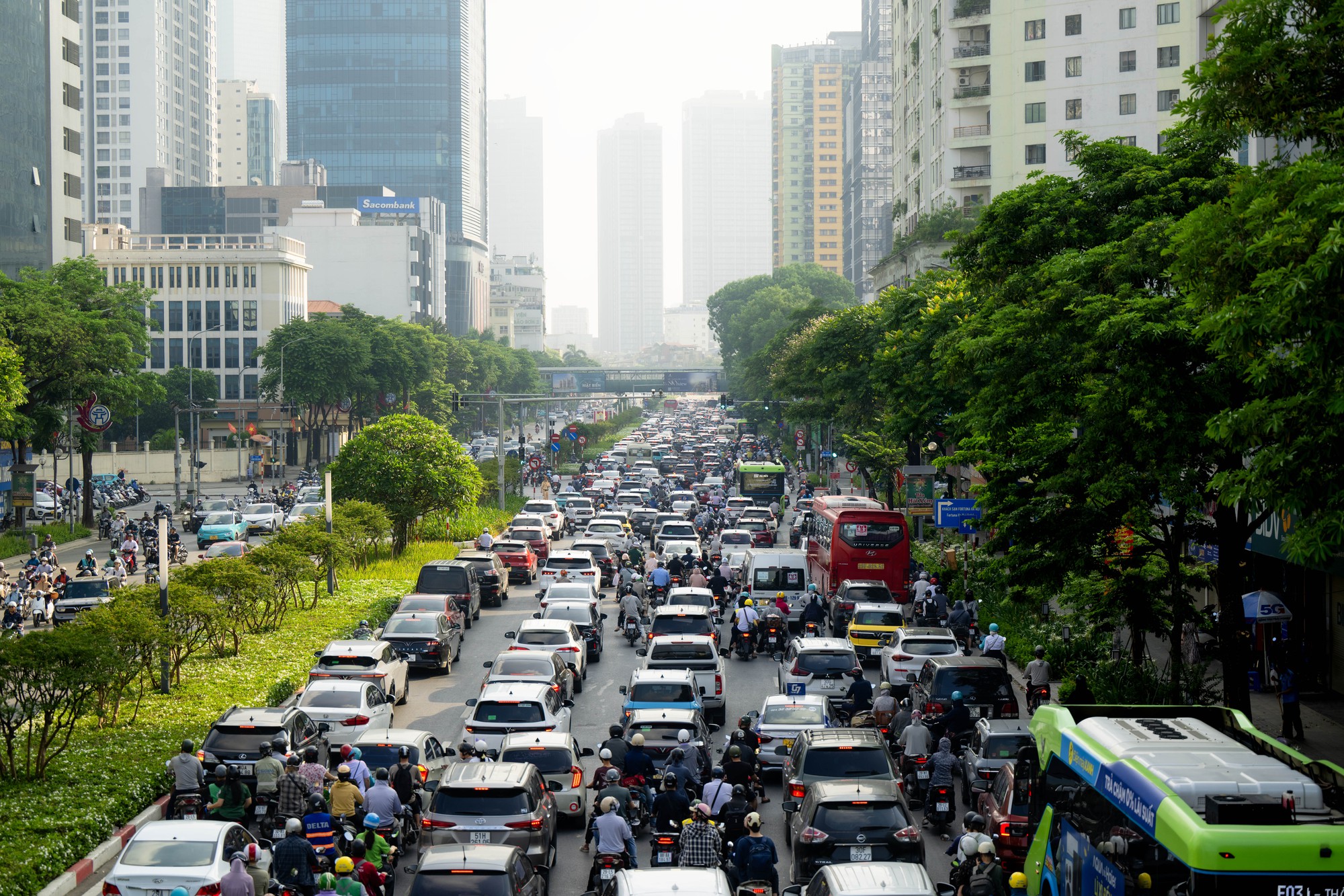 Cảnh tượng tại n&uacute;t giao La Th&agrave;nh - Nguyễn Ch&iacute; Thanh (H&agrave; Nội) trong s&aacute;ng ng&agrave;y 1/6- Ảnh 7.