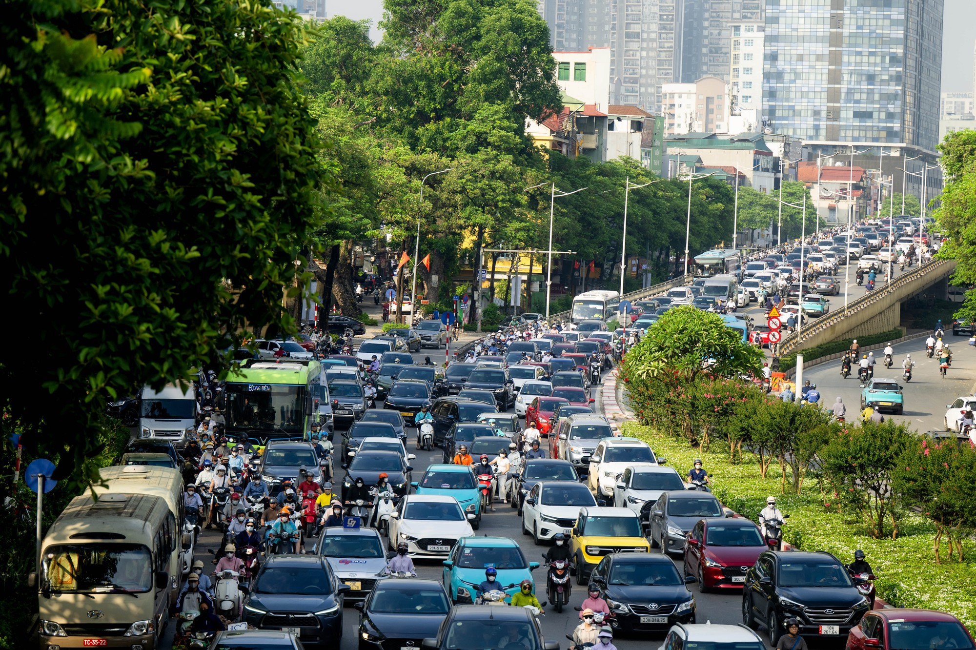 Cảnh tượng tại n&uacute;t giao La Th&agrave;nh - Nguyễn Ch&iacute; Thanh (H&agrave; Nội) trong s&aacute;ng ng&agrave;y 1/6- Ảnh 2.