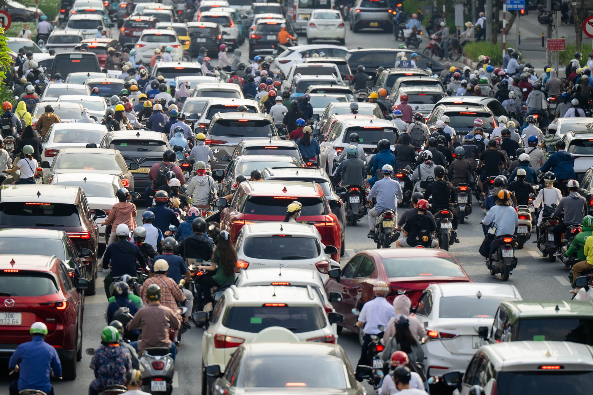 Cảnh tượng tại n&uacute;t giao La Th&agrave;nh - Nguyễn Ch&iacute; Thanh (H&agrave; Nội) trong s&aacute;ng ng&agrave;y 1/6- Ảnh 1.