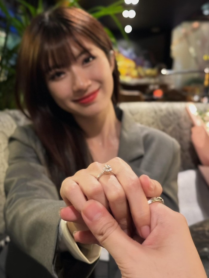Phát hiện nữ diễn viên phim giờ vàng đẹp vô thực: Visual khi "tắt app" vẫn sáng bừng, hé lộ danh tính chồng kém 1 tuổi- Ảnh 10. Phát hiện nữ diễn viên phim giờ vàng đẹp vô thực: Visual khi "tắt app" vẫn sáng bừng, hé lộ danh tính chồng kém 1 tuổi- Ảnh 10.