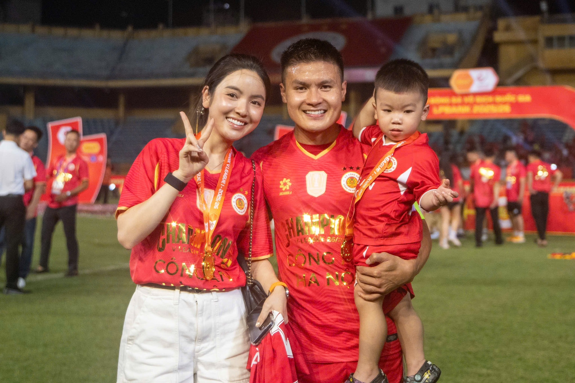 3,5 triệu người xem con trai Quang Hải lon ton chạy về ph&iacute;a bố, được bố đeo huy chương v&ocirc; địch, Quốc tế thiếu nhi trọn niềm vui- Ảnh 2.