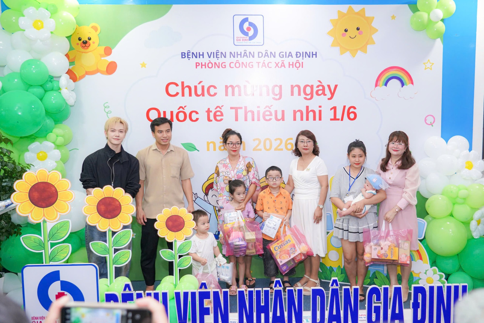 Một nam ca sĩ xuất hiện trong bệnh viện dịp 1/6 v&agrave; điều khiến nhiều phụ huynh x&uacute;c động l&agrave; đ&acirc;y- Ảnh 1.