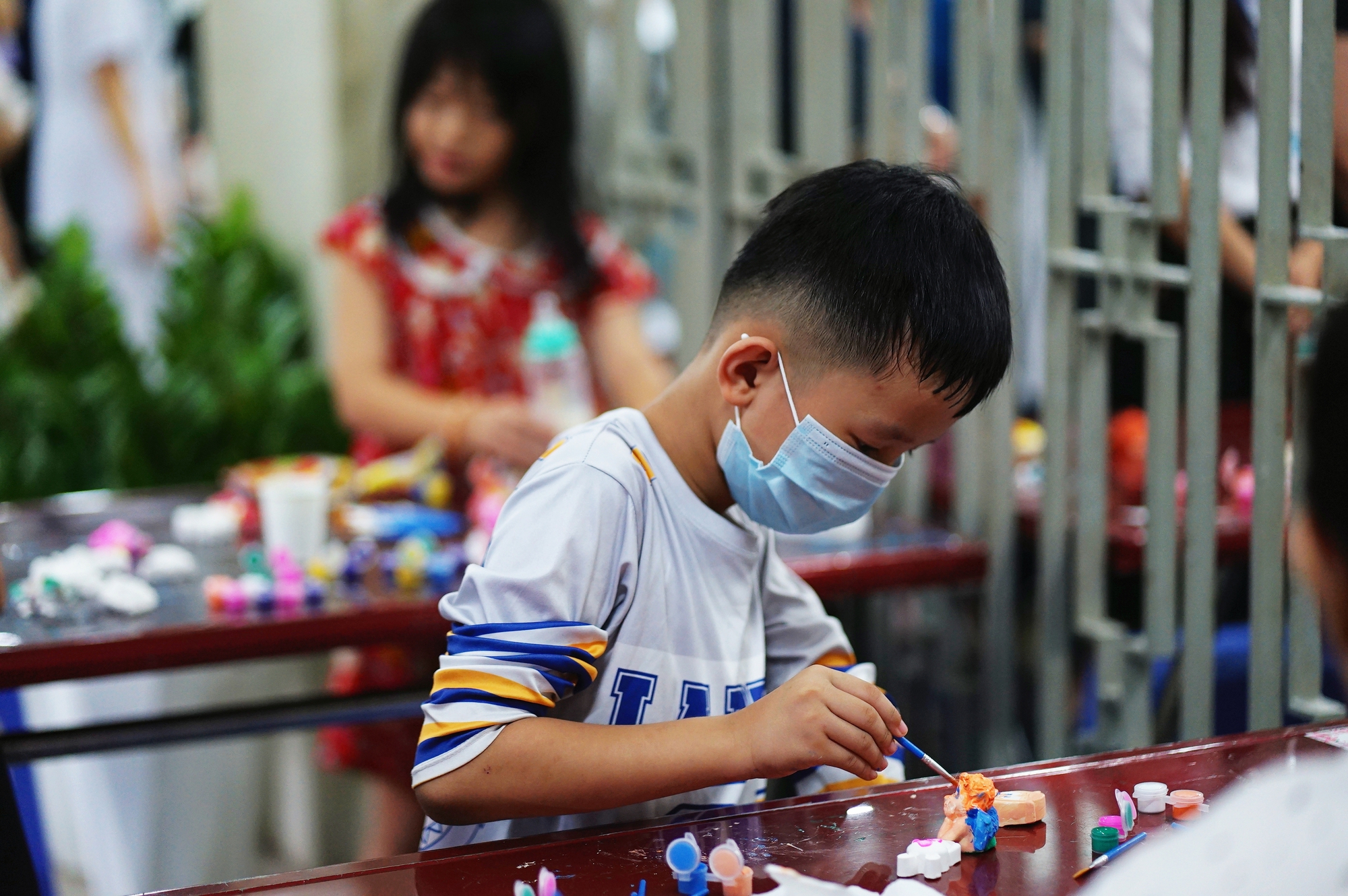 Một nam ca sĩ xuất hiện trong bệnh viện dịp 1/6 v&agrave; điều khiến nhiều phụ huynh x&uacute;c động l&agrave; đ&acirc;y- Ảnh 2.