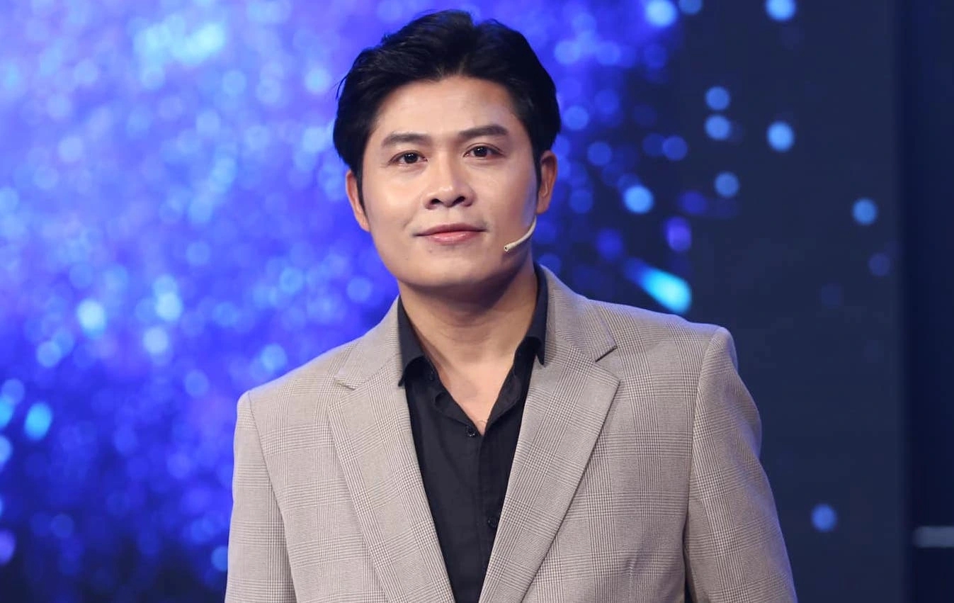 T&oacute;m d&iacute;nh cặp đ&ocirc;i nhạc sĩ - diễn vi&ecirc;n Vbiz nắm tay nhau quấn qu&yacute;t kh&ocirc;ng rời, từ đằng sau đ&atilde; thấy t&igrave;nh ph&aacute;t hờn- Ảnh 6.