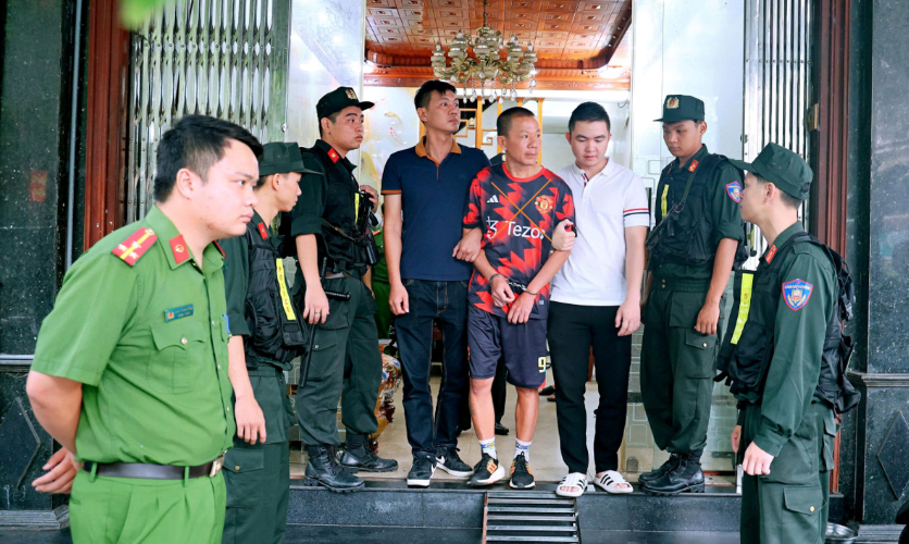 Thu giữ 2 điện thoại, 65 triệu đồng tiền mặt c&ugrave;ng 15 chỉ v&agrave;ng: Bắt &ldquo;tr&ugrave;m giang hồ&rdquo; nổi tiếng li&ecirc;n quan đến đường d&acirc;y 1.200 tỷ đồng- Ảnh 1.