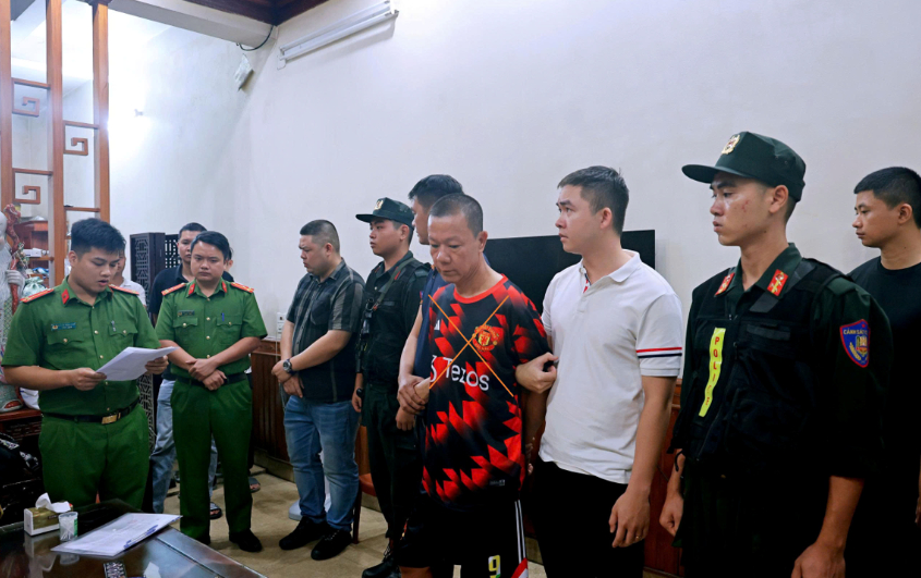 Thu giữ 2 điện thoại, 65 triệu đồng tiền mặt c&ugrave;ng 15 chỉ v&agrave;ng: Bắt &ldquo;tr&ugrave;m giang hồ&rdquo; nổi tiếng li&ecirc;n quan đến đường d&acirc;y 1.200 tỷ đồng- Ảnh 2.
