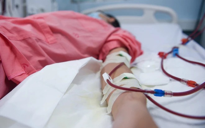 Đưa quả thận đứt rời ra ngo&agrave;i sửa rồi gh&eacute;p lại vị tr&iacute; cũ - Ảnh 2.