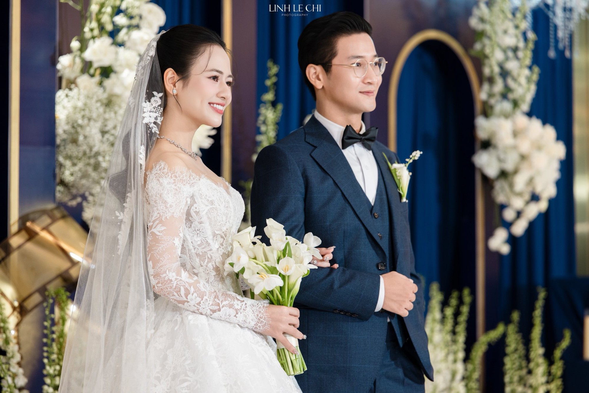 Cặp đ&ocirc;i Vbiz b&iacute; mật kết h&ocirc;n 4 năm m&agrave; kh&ocirc;ng ai biết, tướng phu th&ecirc; r&otilde; mồn một như đ&uacute;c ra từ một khu&ocirc;n- Ảnh 1.