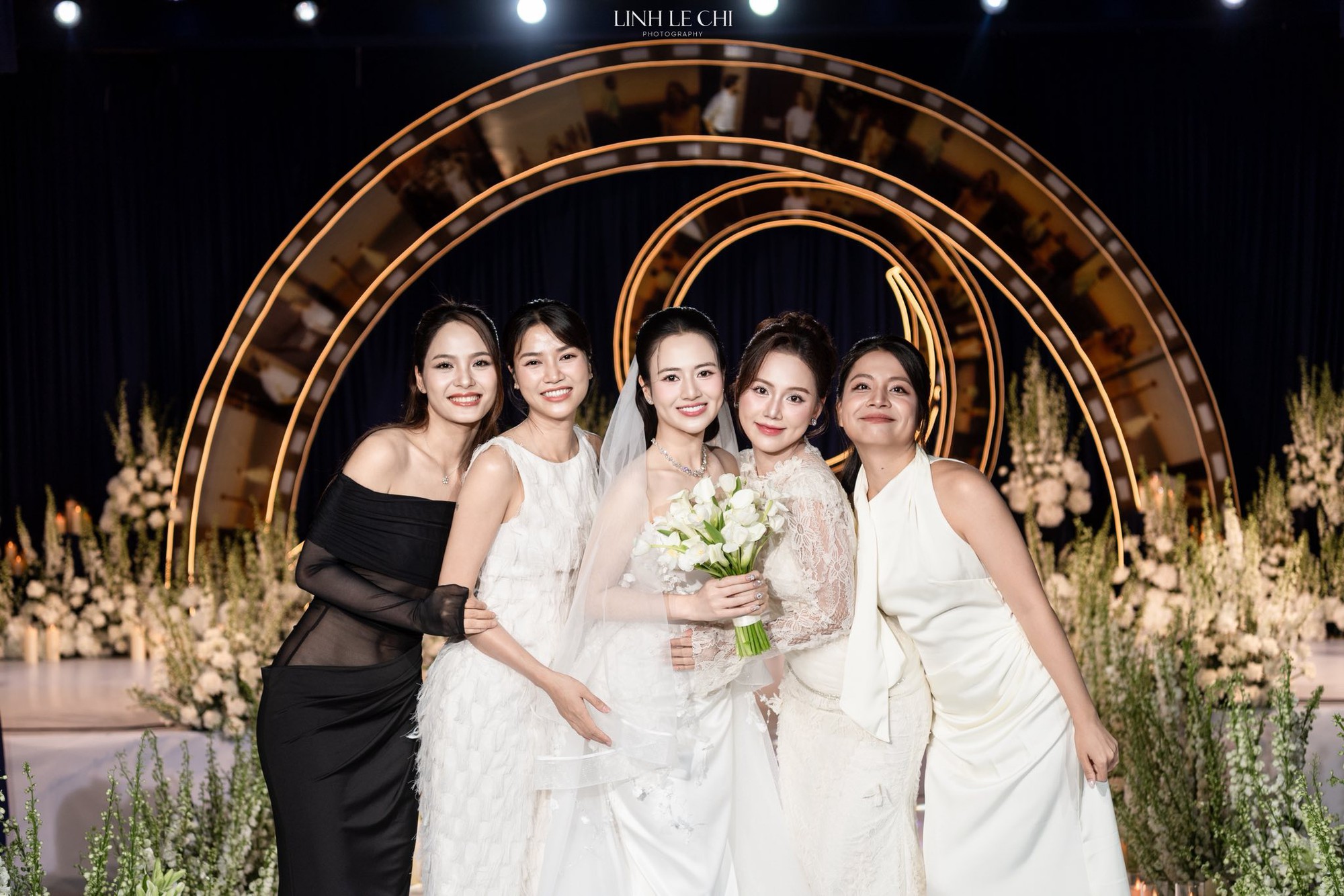 Cặp đ&ocirc;i Vbiz b&iacute; mật kết h&ocirc;n 4 năm m&agrave; kh&ocirc;ng ai biết, tướng phu th&ecirc; r&otilde; mồn một như đ&uacute;c ra từ một khu&ocirc;n- Ảnh 11.