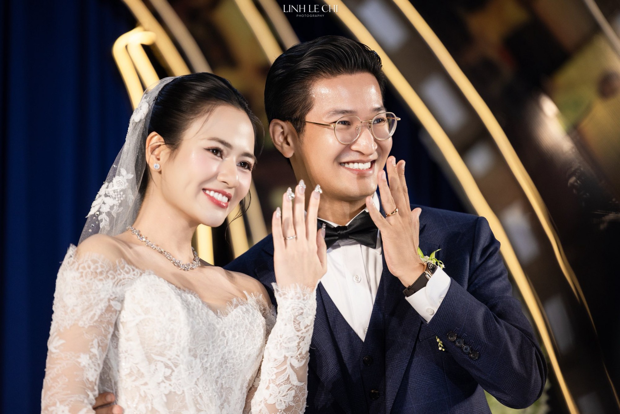 Cặp đ&ocirc;i Vbiz b&iacute; mật kết h&ocirc;n 4 năm m&agrave; kh&ocirc;ng ai biết, tướng phu th&ecirc; r&otilde; mồn một như đ&uacute;c ra từ một khu&ocirc;n- Ảnh 2.