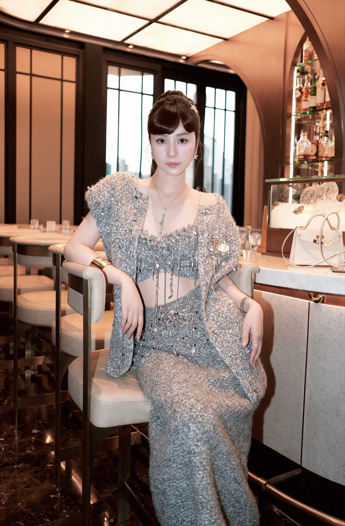 "Ph&uacute; b&agrave;" 34 tuổi trẻ đẹp như g&aacute;i 18: Được chồng y&ecirc;u chiều, sống cuộc đời xa hoa trong dinh thự S&agrave;i th&agrave;nh lộng lẫy- Ảnh 1.