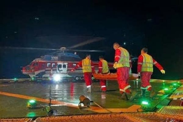 Nghẹt thở pha điều trực thăng cứu ngư d&acirc;n chấn thương sọ n&atilde;o từ gi&agrave;n khoan tỷ đ&ocirc; của Việt Nam- Ảnh 1.