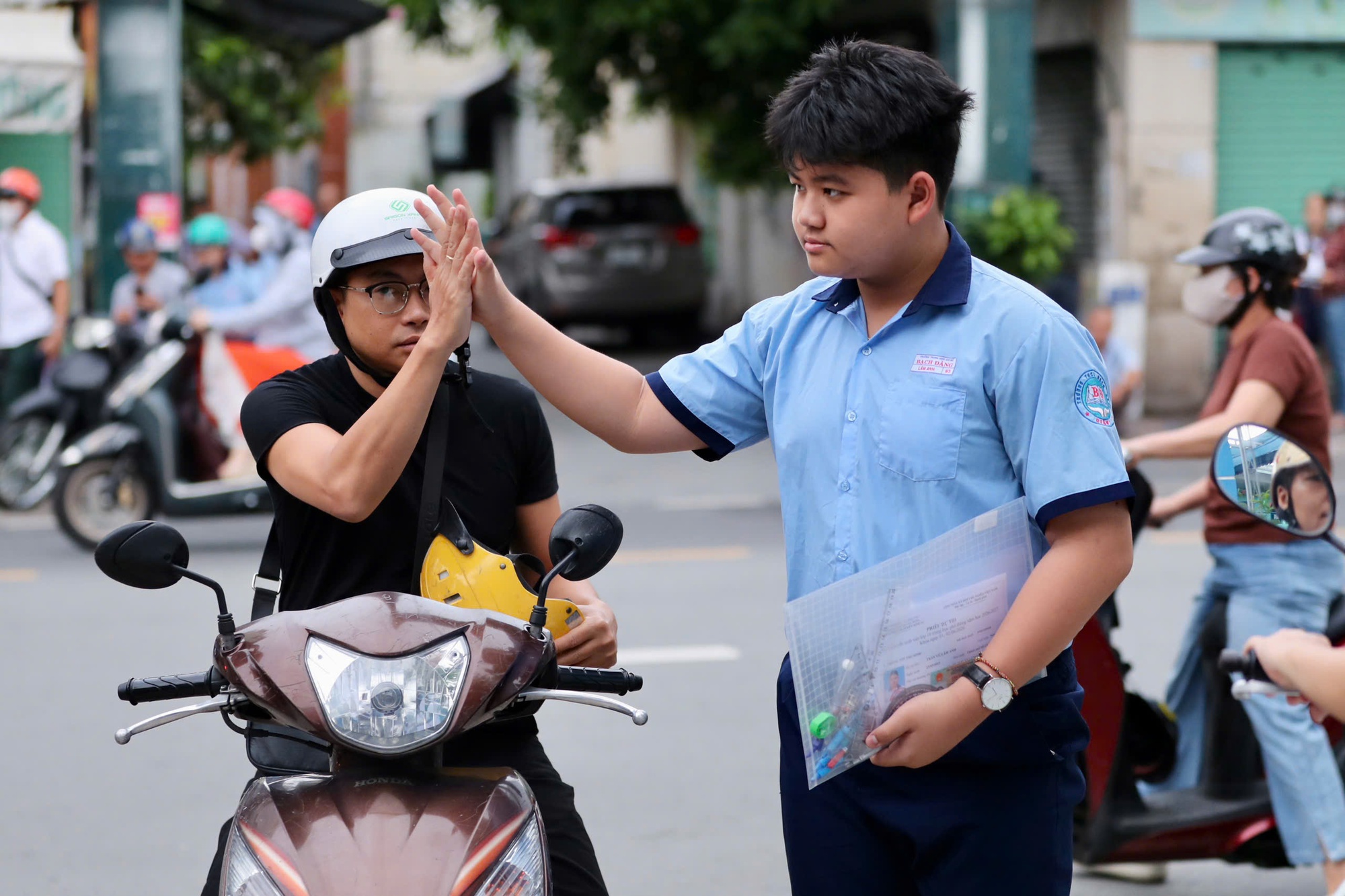 Những khoảnh khắc đẹp trong ng&agrave;y thi lớp 10 ở TPHCM - Ảnh 3.