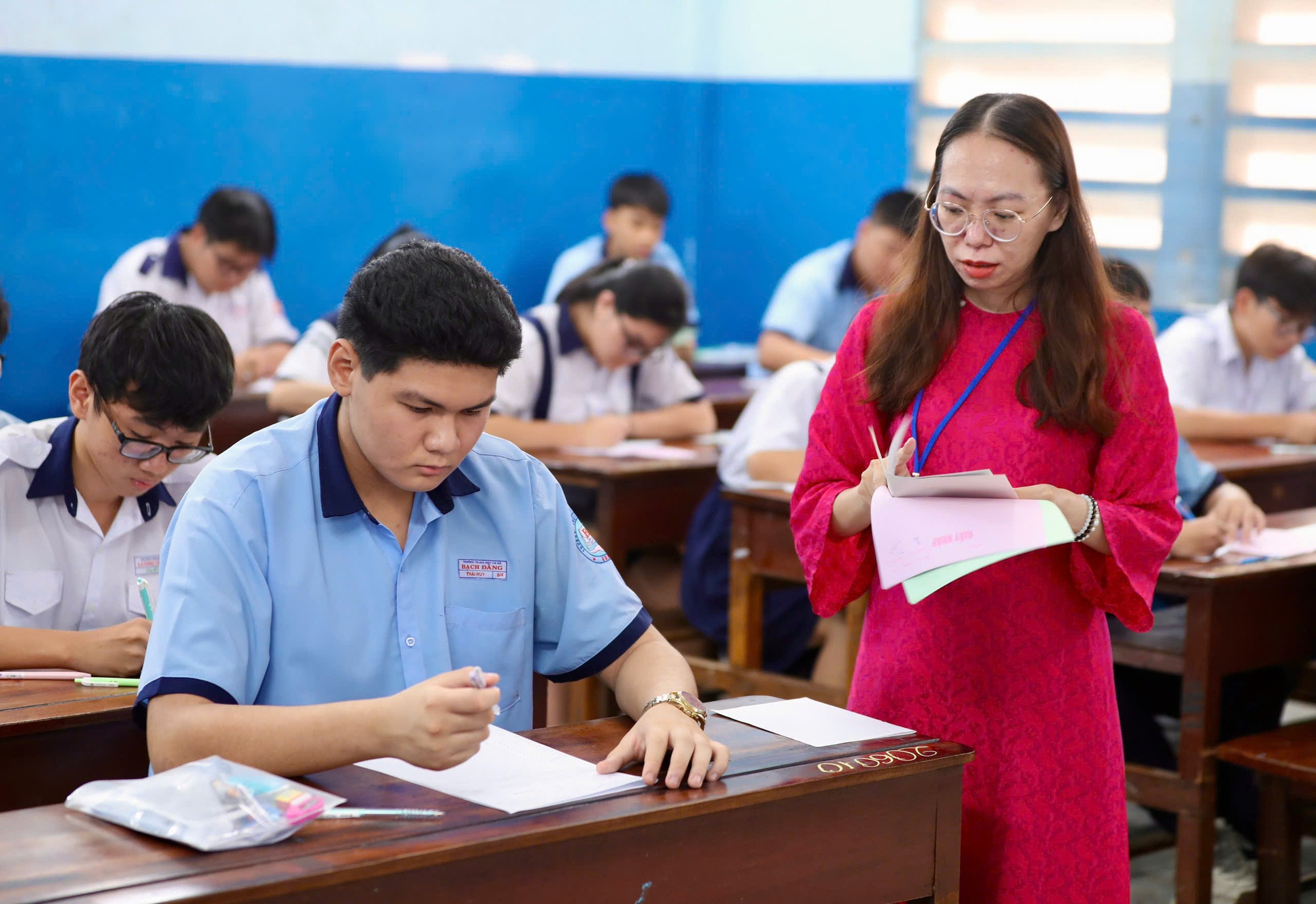 Những khoảnh khắc đẹp trong ng&agrave;y thi lớp 10 ở TPHCM - Ảnh 12.