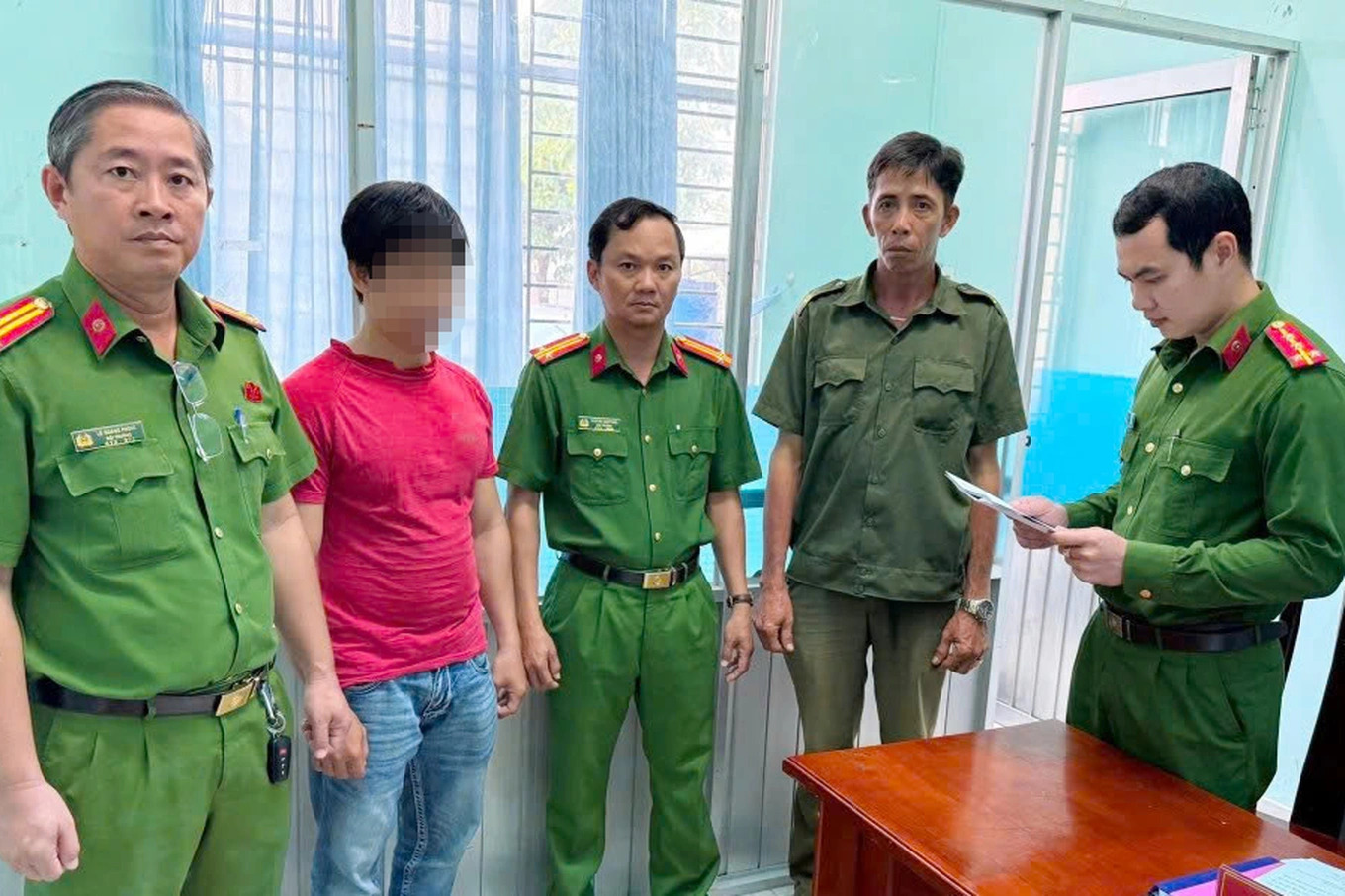 Tây Ninh triệt phá đường dây sản xuất dầu gió giả lớn nhất năm 2026 - Ảnh 1. Tây Ninh triệt phá đường dây sản xuất dầu gió giả lớn nhất năm 2026 - Ảnh 1.