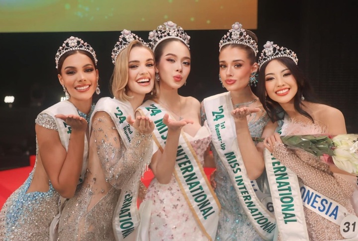Việt Nam có một Hoa hậu đứng chung khung hình với mỹ nhân đẹp nhất Thái Lan nhưng không hề thua kém- Ảnh 6. Việt Nam có một Hoa hậu đứng chung khung hình với mỹ nhân đẹp nhất Thái Lan nhưng không hề thua kém- Ảnh 6.