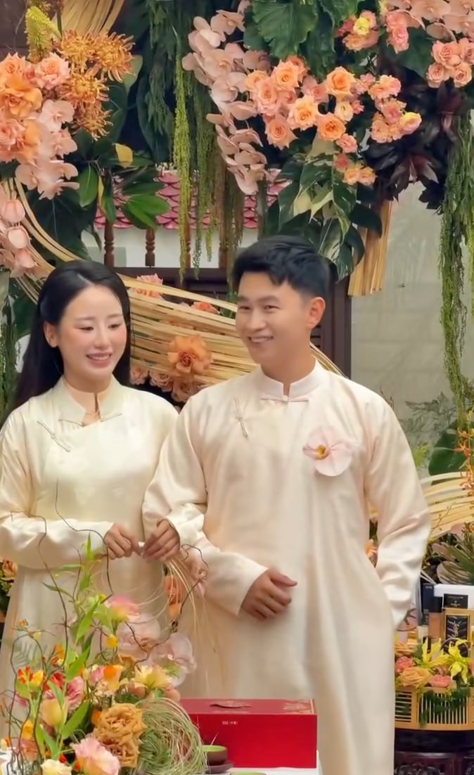 Tiểu thư H&agrave; Tĩnh l&ecirc;n xe hoa &ldquo;s&aacute;ng nhất&rdquo; một v&ugrave;ng: C&ocirc; d&acirc;u đeo v&agrave;ng đeo đầy người - Ảnh 1.