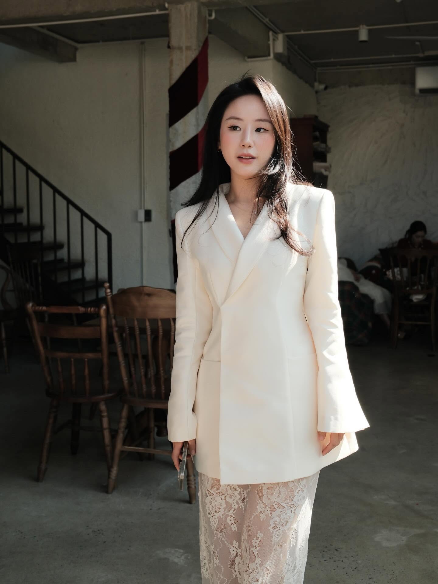Tiểu thư H&agrave; Tĩnh l&ecirc;n xe hoa &ldquo;s&aacute;ng nhất&rdquo; một v&ugrave;ng: C&ocirc; d&acirc;u đeo v&agrave;ng đeo đầy người - Ảnh 8.