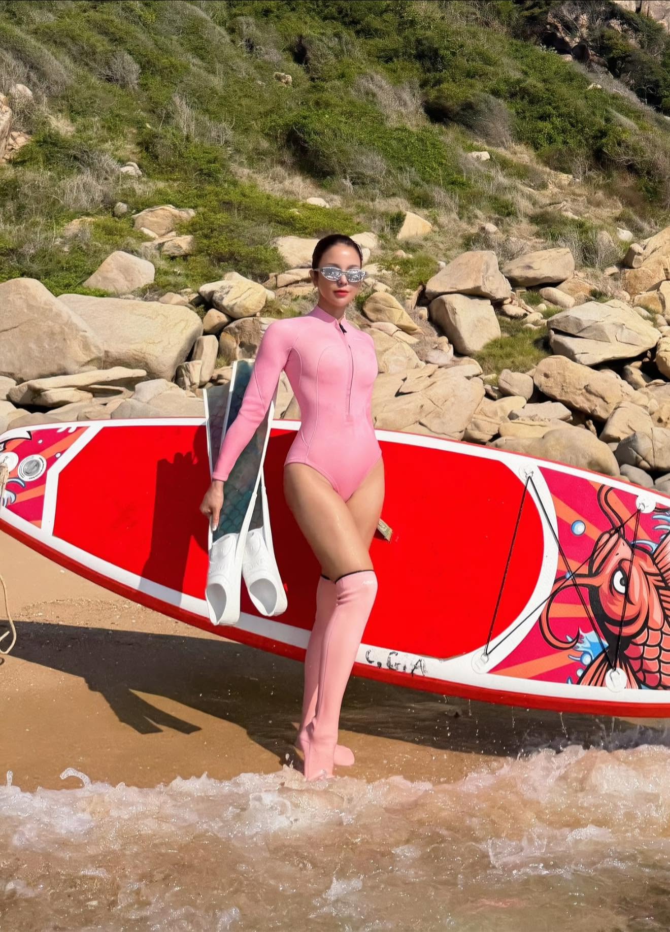 Mỹ nh&acirc;n showbiz ly h&ocirc;n xong ng&agrave;y c&agrave;ng nhuận sắc: U40 m&agrave; body n&eacute;t căng, l&ecirc;n đồ đi biển l&agrave; chấn động- Ảnh 5.