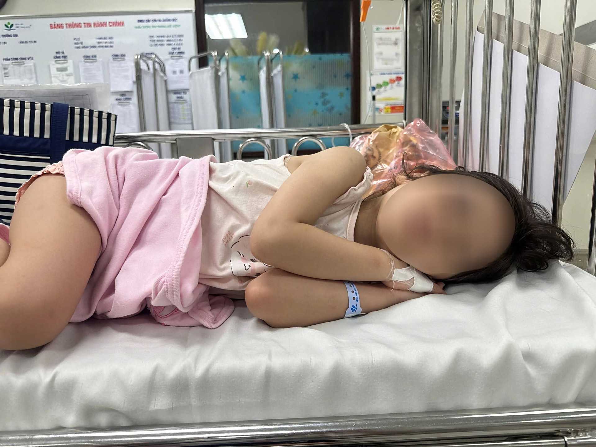 Đ&atilde; t&igrave;m được gia đ&igrave;nh b&eacute; trai đẩy ng&atilde; b&eacute; g&aacute;i từ cầu trượt, nạn nh&acirc;n vẫn đang được điều trị v&agrave; theo d&otilde;i t&iacute;ch cực- Ảnh 1.