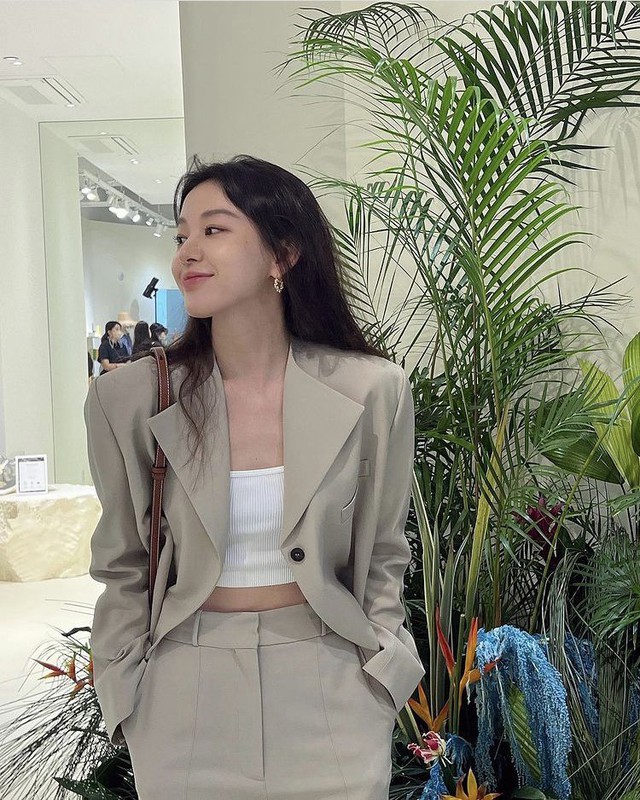 "G&aacute;i &uacute;t nh&agrave; t&agrave;i phiệt" g&acirc;y sốt H&agrave;n Quốc: U35 m&agrave; trẻ như g&aacute;i 20, mặc đồ basic vẫn to&aacute;t m&ugrave;i sang xịn- Ảnh 4.