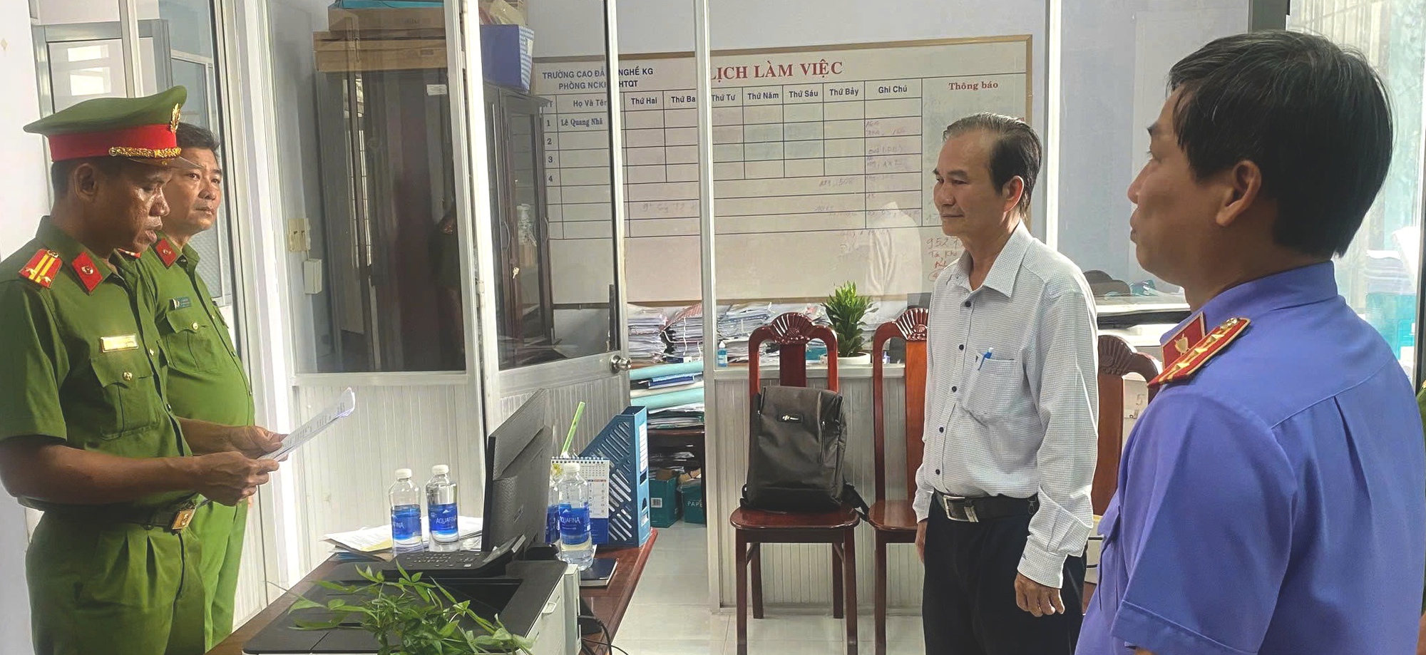 Khởi tố, cấm đi khỏi nơi cư trú nguyên hiệu trưởng Nhan Thanh Liêm- Ảnh 1. Khởi tố, cấm đi khỏi nơi cư trú nguyên hiệu trưởng Nhan Thanh Liêm- Ảnh 1.