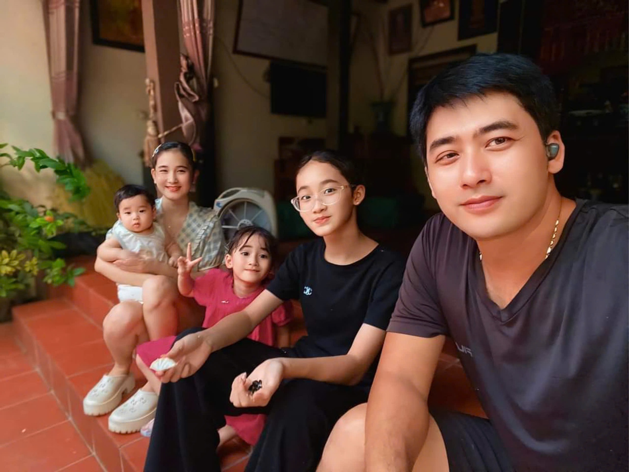 Mỹ nam Việt duy nhất cả đời đ&oacute;ng 30 vai c&ocirc;ng an: Bỏ phố về qu&ecirc; nu&ocirc;i c&aacute; trồng rau, cưới vợ đẹp k&eacute;m 11 tuổi- Ảnh 6.