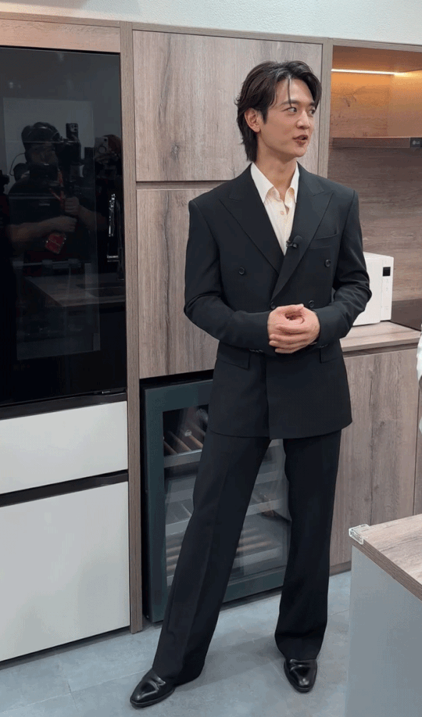 Minho (SHINee) "oanh tạc" sự kiện tại Việt Nam: Visual hack cam thường, zoom cận tới đ&acirc;u cũng thấy như phim điện ảnh - Ảnh 4.
