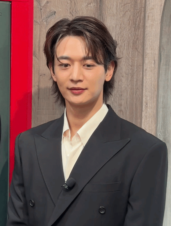 Minho (SHINee) "oanh tạc" sự kiện tại Việt Nam: Visual hack cam thường, zoom cận tới đ&acirc;u cũng thấy như phim điện ảnh - Ảnh 3.