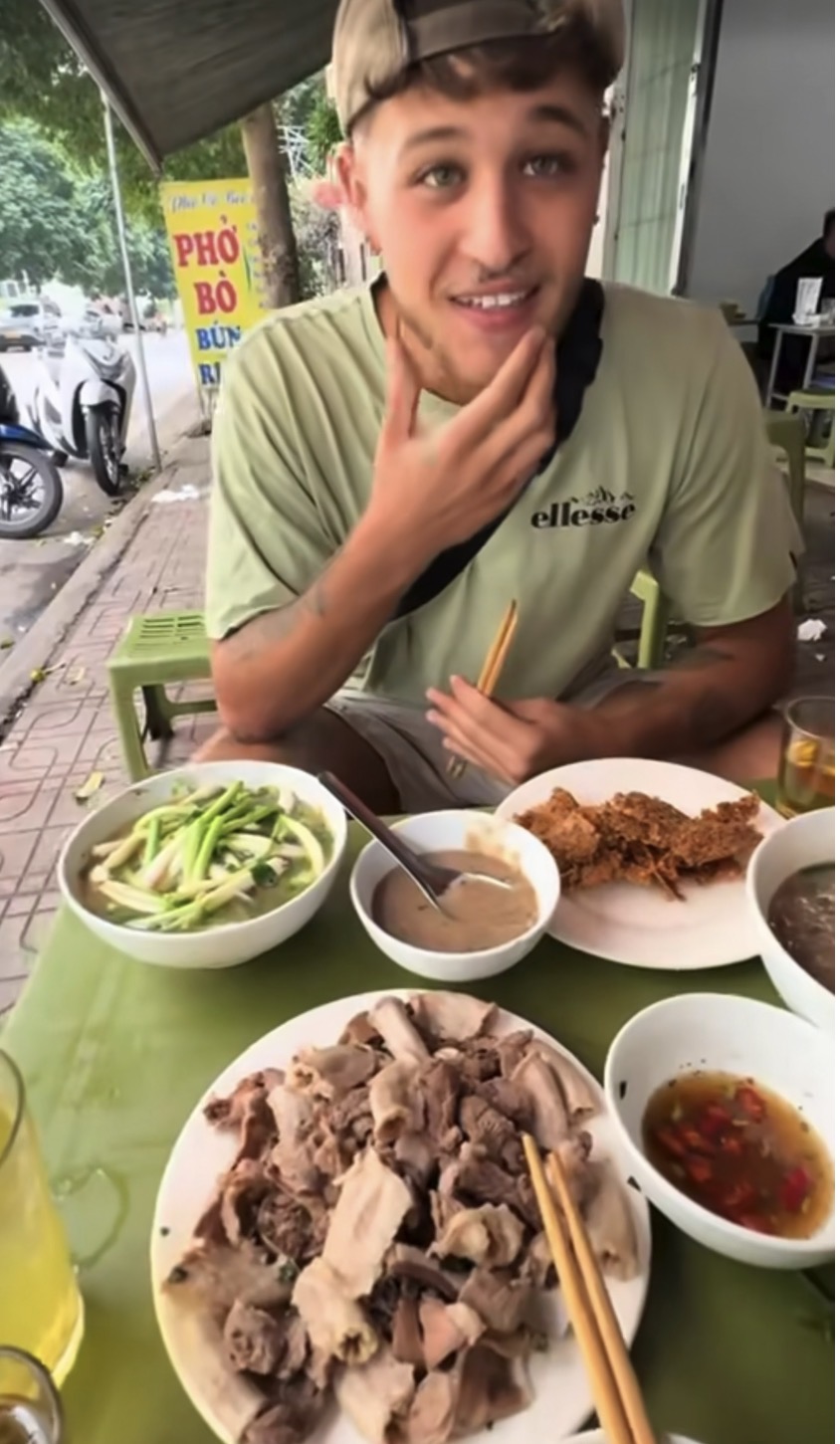 Khách Tây lần đầu thử lòng lợn, ngỡ ngàng vì cảnh tượng diễn ra lúc 7 giờ sáng- Ảnh 1. Khách Tây lần đầu thử lòng lợn, ngỡ ngàng vì cảnh tượng diễn ra lúc 7 giờ sáng- Ảnh 1.