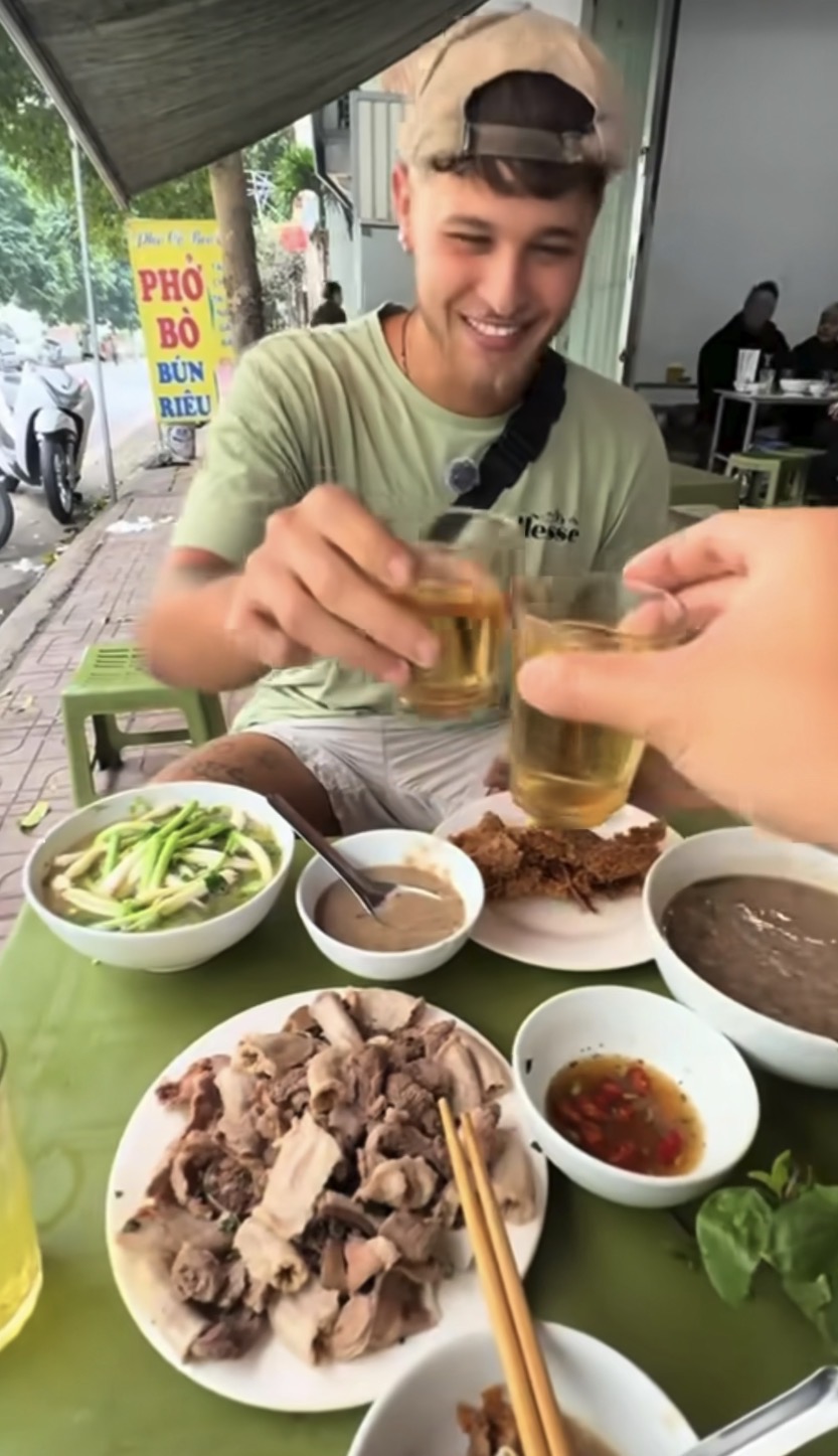 Khách Tây lần đầu thử lòng lợn, ngỡ ngàng vì cảnh tượng diễn ra lúc 7 giờ sáng- Ảnh 9. Khách Tây lần đầu thử lòng lợn, ngỡ ngàng vì cảnh tượng diễn ra lúc 7 giờ sáng- Ảnh 9.