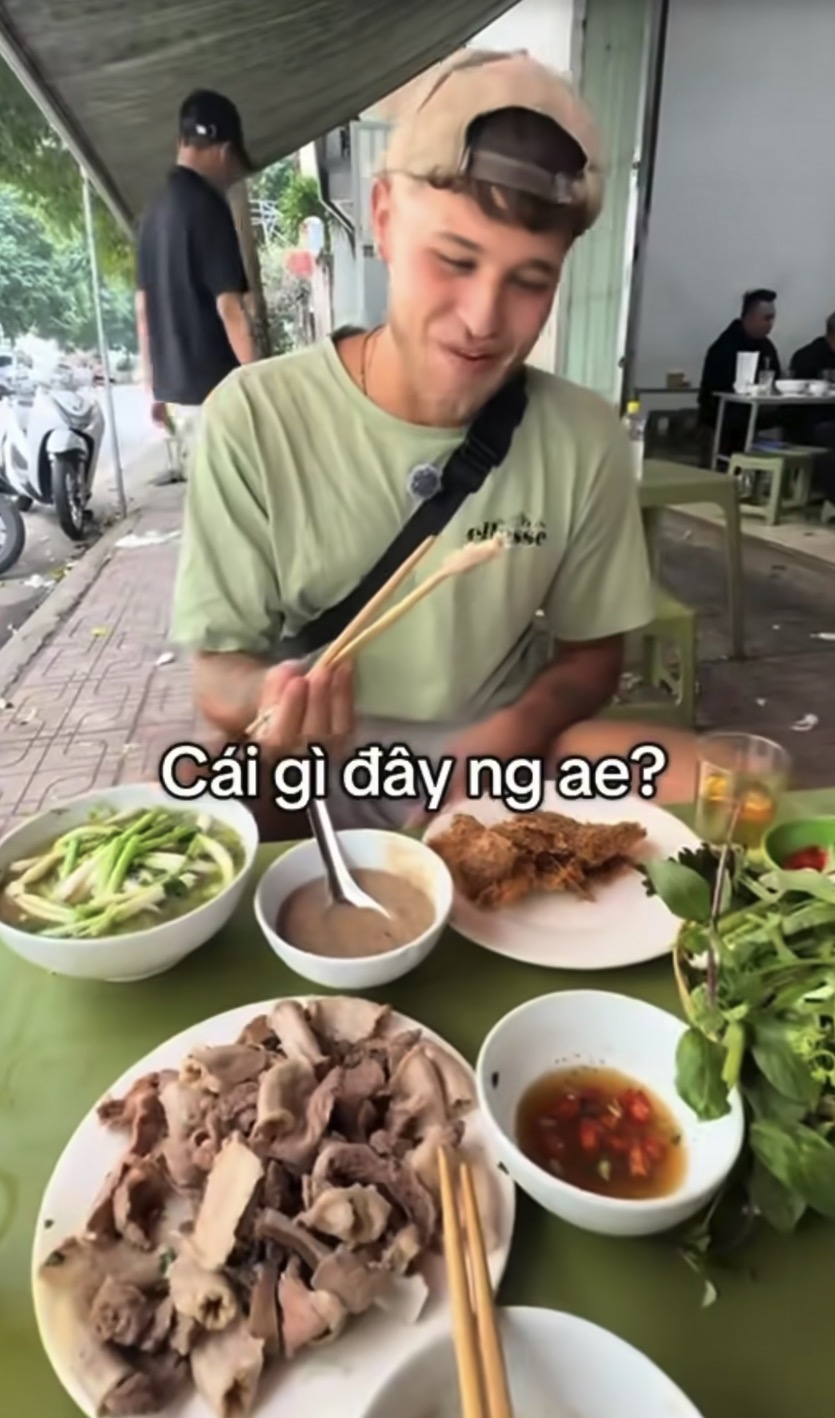 Khách Tây lần đầu thử lòng lợn, ngỡ ngàng vì cảnh tượng diễn ra lúc 7 giờ sáng- Ảnh 2. Khách Tây lần đầu thử lòng lợn, ngỡ ngàng vì cảnh tượng diễn ra lúc 7 giờ sáng- Ảnh 2.