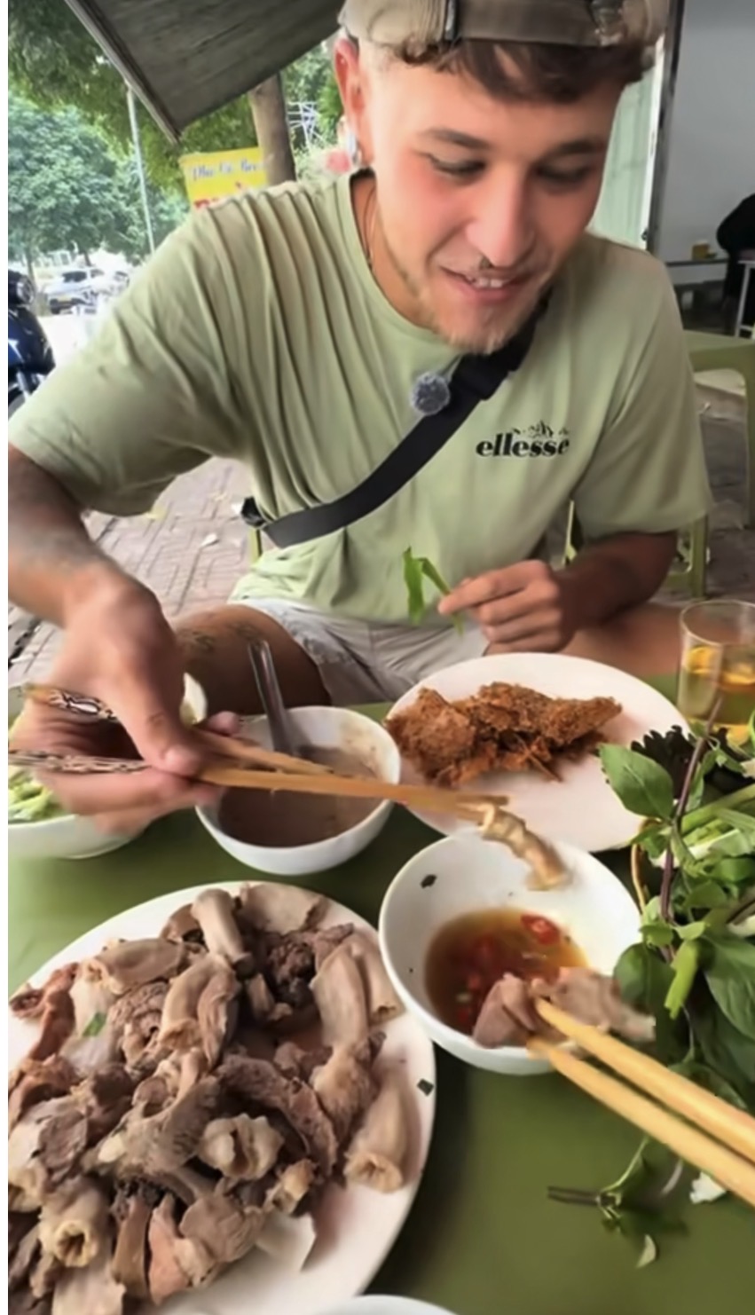 Khách Tây lần đầu thử lòng lợn, ngỡ ngàng vì cảnh tượng diễn ra lúc 7 giờ sáng- Ảnh 3. Khách Tây lần đầu thử lòng lợn, ngỡ ngàng vì cảnh tượng diễn ra lúc 7 giờ sáng- Ảnh 3.