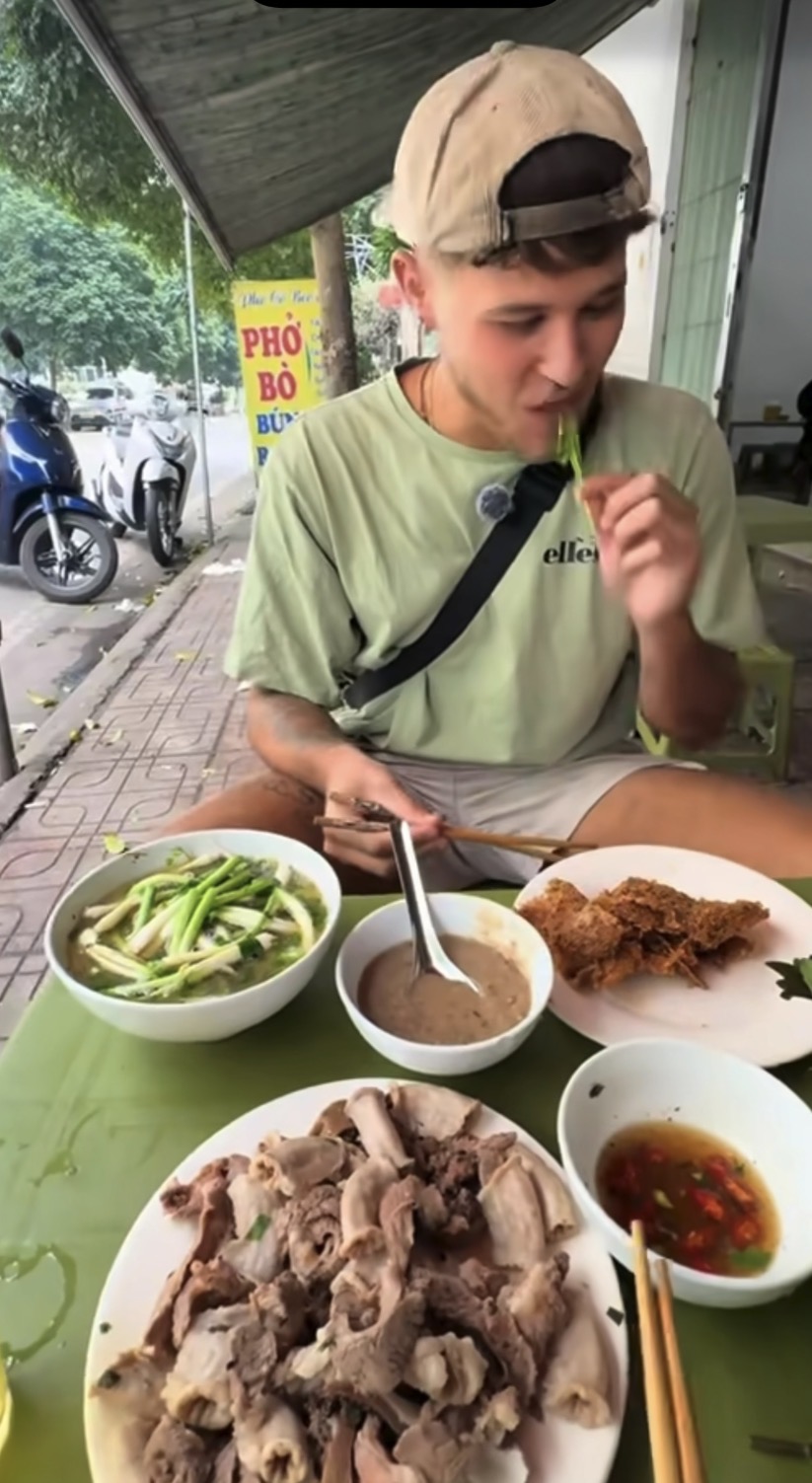 Khách Tây lần đầu thử lòng lợn, ngỡ ngàng vì cảnh tượng diễn ra lúc 7 giờ sáng- Ảnh 4. Khách Tây lần đầu thử lòng lợn, ngỡ ngàng vì cảnh tượng diễn ra lúc 7 giờ sáng- Ảnh 4.