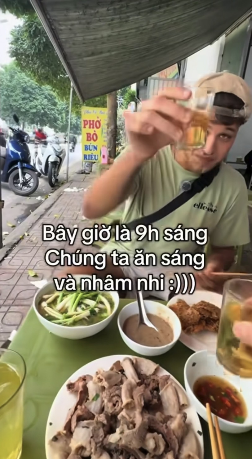 Khách Tây lần đầu thử lòng lợn, ngỡ ngàng vì cảnh tượng diễn ra lúc 7 giờ sáng- Ảnh 8. Khách Tây lần đầu thử lòng lợn, ngỡ ngàng vì cảnh tượng diễn ra lúc 7 giờ sáng- Ảnh 8.