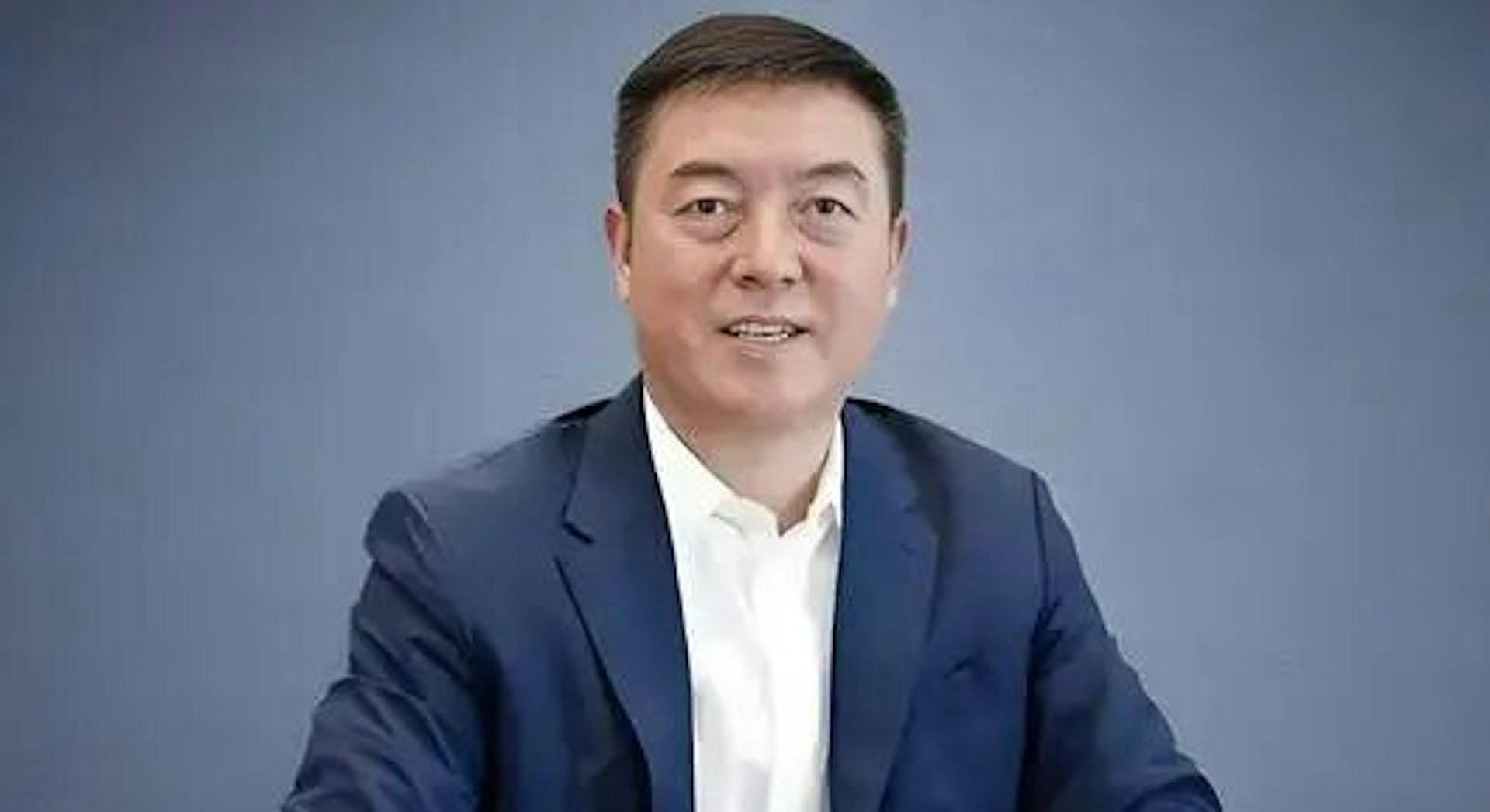 Chủ tịch Trần Đ&agrave;o lộ clip &ocirc;m h&ocirc;n g&aacute;i lạ trong thang m&aacute;y, khối t&agrave;i sản khổng lồ bị "thổi bay" trong nửa ng&agrave;y- Ảnh 2.