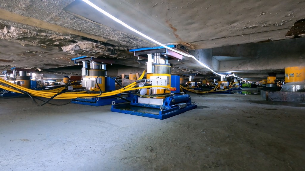 Cả khu nh&agrave; nặng 7.500 tấn bất ngờ "biến mất" khỏi vị tr&iacute; cũ: Cho&aacute;ng thật sự với 'thần đ&egrave;n' Trung Quốc - Ảnh 2.