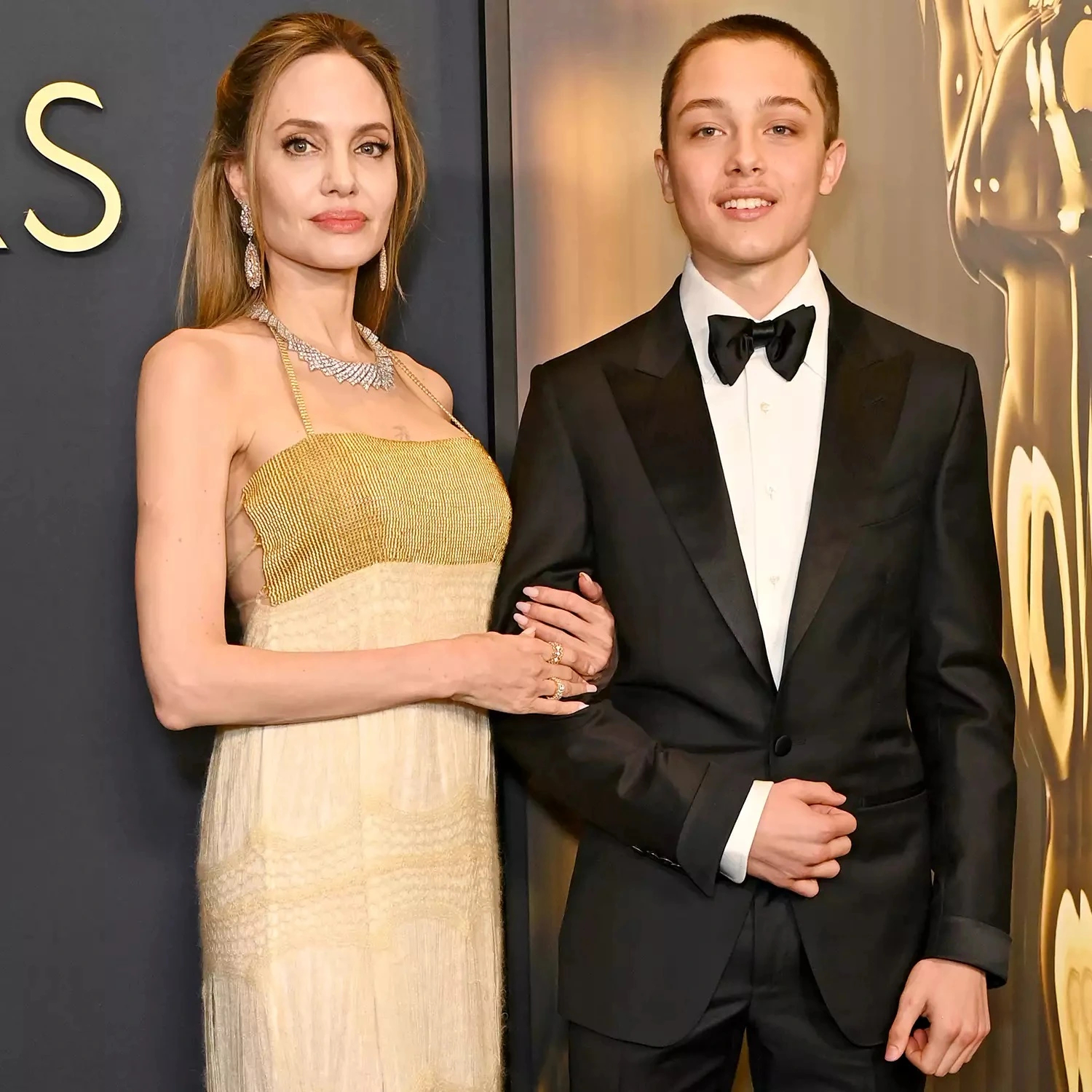 Việc l&agrave;m kh&ocirc;ng thể tin nổi của cậu &uacute;t nh&agrave; Angelina Jolie trong lễ tốt nghiệp- Ảnh 6.
