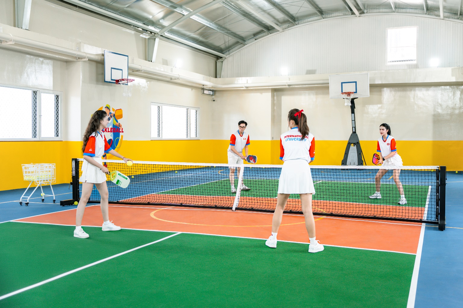 Trường đại học đưa bộ môn Pickleball vào giảng dạy giáo dục thể chất cho sinh viên - Ảnh 2. Trường đại học đưa bộ môn Pickleball vào giảng dạy giáo dục thể chất cho sinh viên - Ảnh 2.