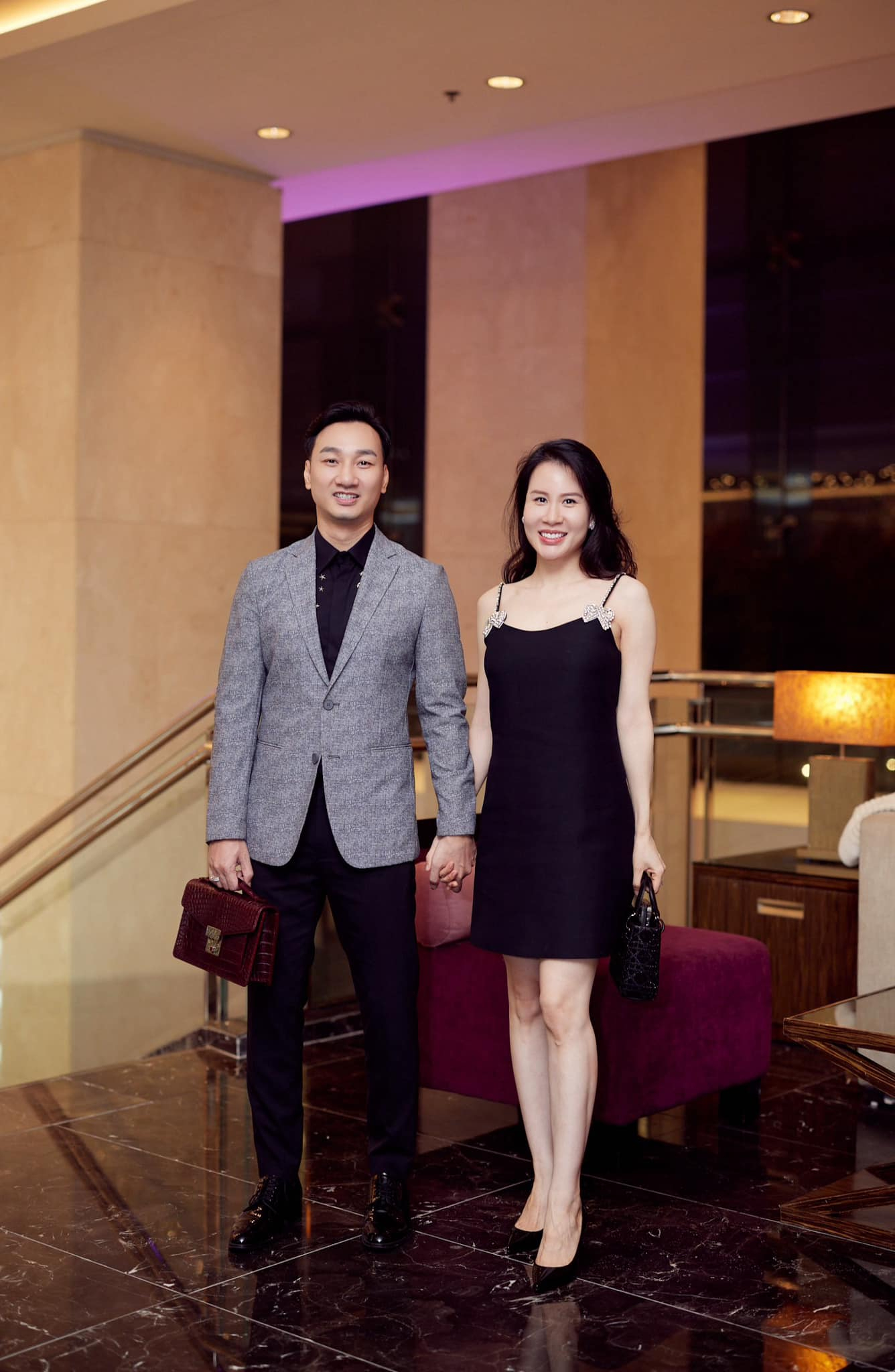 Nam MC cưới c&ocirc; tiếp vi&ecirc;n h&agrave;ng kh&ocirc;ng k&eacute;m 8 tuổi: Mua đứt penthouse tặng vợ, độ cưng chiều ngang tổng t&agrave;i ng&ocirc;n t&igrave;nh- Ảnh 2.