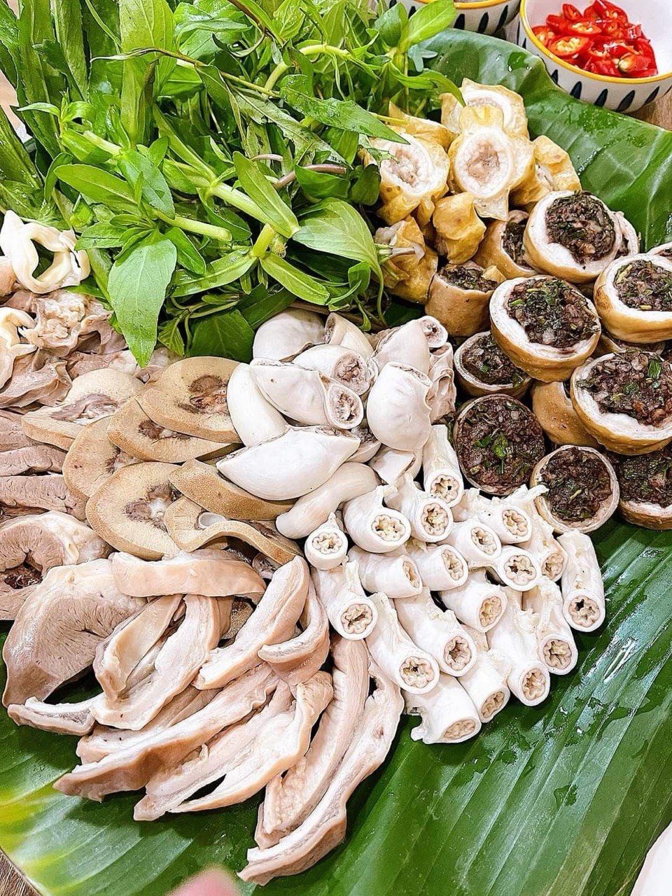 Khách Tây lần đầu thử lòng lợn, ngỡ ngàng vì cảnh tượng diễn ra lúc 7 giờ sáng- Ảnh 7. Khách Tây lần đầu thử lòng lợn, ngỡ ngàng vì cảnh tượng diễn ra lúc 7 giờ sáng- Ảnh 7.
