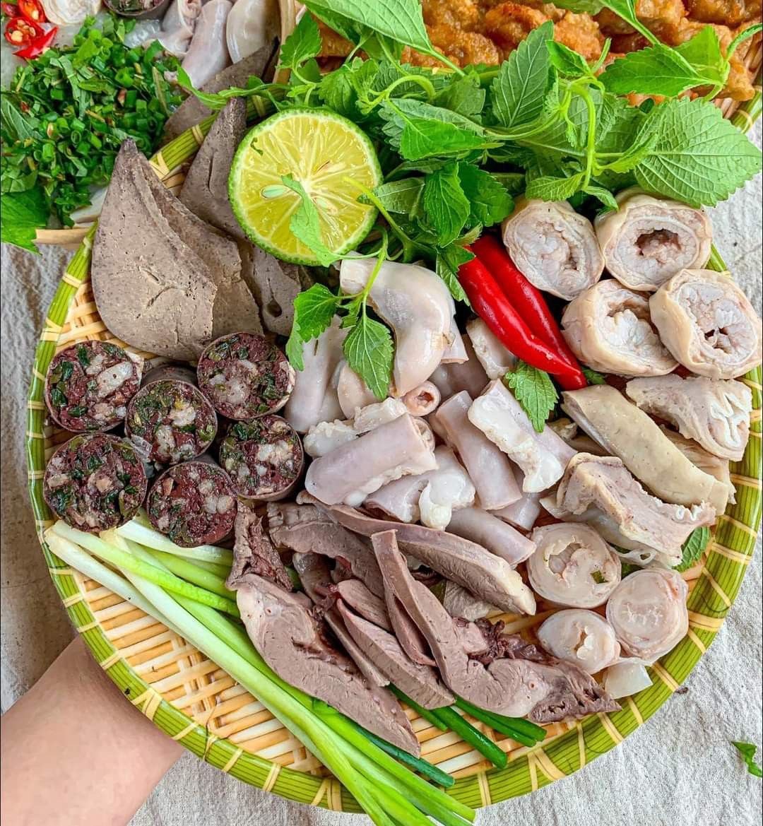 Khách Tây lần đầu thử lòng lợn, ngỡ ngàng vì cảnh tượng diễn ra lúc 7 giờ sáng- Ảnh 6. Khách Tây lần đầu thử lòng lợn, ngỡ ngàng vì cảnh tượng diễn ra lúc 7 giờ sáng- Ảnh 6.
