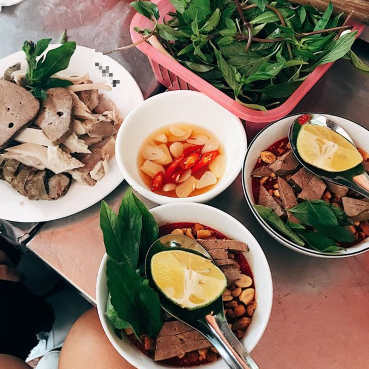 Khách Tây lần đầu thử lòng lợn, ngỡ ngàng vì cảnh tượng diễn ra lúc 7 giờ sáng- Ảnh 10. Khách Tây lần đầu thử lòng lợn, ngỡ ngàng vì cảnh tượng diễn ra lúc 7 giờ sáng- Ảnh 10.