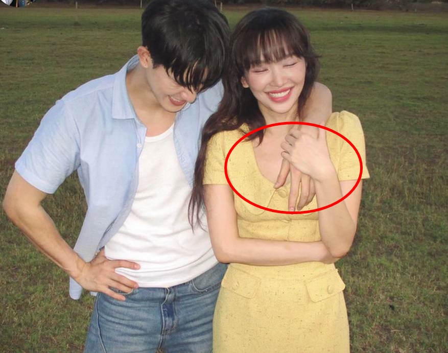 Trần Ngọc V&agrave;ng bị soi "b&agrave;n tay hư" khi chụp ảnh c&ugrave;ng T&oacute;c Ti&ecirc;n, chỉ những người c&oacute; t&igrave;nh &yacute; mới thế- Ảnh 1.