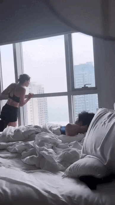 Chị đại showbiz cưới "hồng h&agrave;i nhi" k&eacute;m 11 tuổi: Được chồng chăm như em b&eacute;, sống trong căn hộ cao cấp, view hướng thẳng s&ocirc;ng- Ảnh 10.