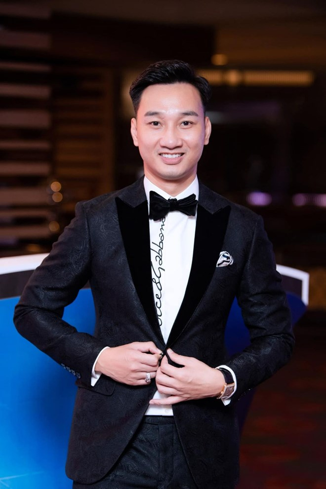 Nam MC cưới c&ocirc; tiếp vi&ecirc;n h&agrave;ng kh&ocirc;ng k&eacute;m 8 tuổi: Mua đứt penthouse tặng vợ, độ cưng chiều ngang tổng t&agrave;i ng&ocirc;n t&igrave;nh- Ảnh 1.