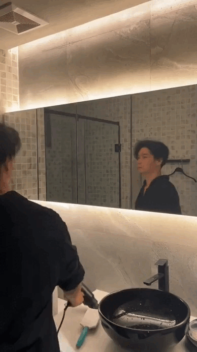 Chị đại showbiz cưới "hồng h&agrave;i nhi" k&eacute;m 11 tuổi: Được chồng chăm như em b&eacute;, sống trong căn hộ cao cấp, view hướng thẳng s&ocirc;ng- Ảnh 12.