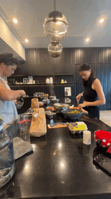 Chị đại showbiz cưới "hồng h&agrave;i nhi" k&eacute;m 11 tuổi: Được chồng chăm như em b&eacute;, sống trong căn hộ cao cấp, view hướng thẳng s&ocirc;ng- Ảnh 4.