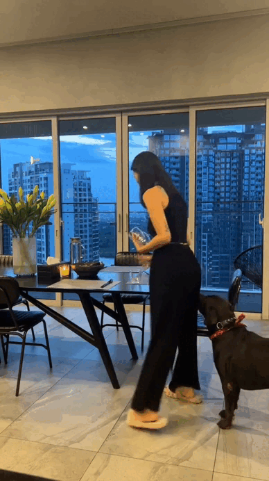 Chị đại showbiz cưới "hồng h&agrave;i nhi" k&eacute;m 11 tuổi: Được chồng chăm như em b&eacute;, sống trong căn hộ cao cấp, view hướng thẳng s&ocirc;ng- Ảnh 5.