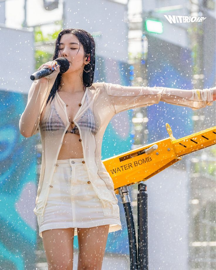 Nữ ho&agrave;ng Waterbomb kh&ocirc;ng cần mặc hở vẫn khiến cả triệu người dậy s&oacute;ng- Ảnh 7.